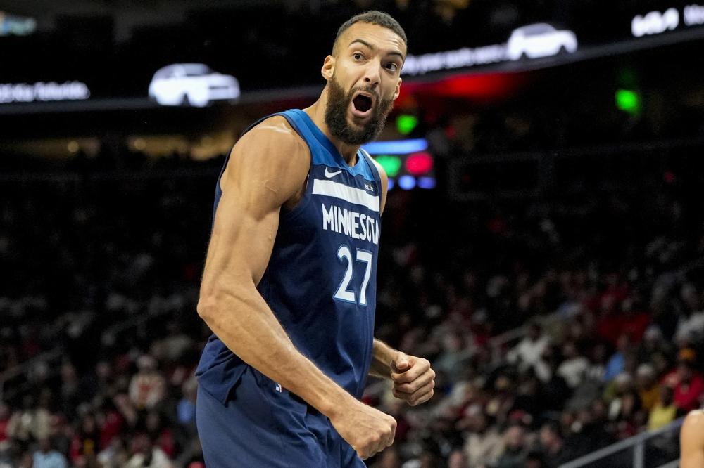 体育直击CBA：山东西王两分不敌新疆 遭遇两连败